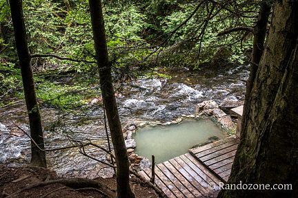 Source d'eau chaude sur la randonnée