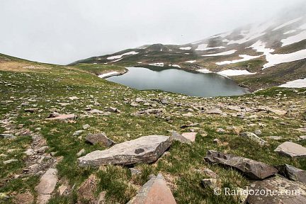On monte rapidement au dessus du lac