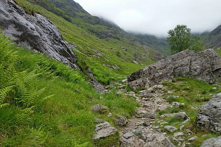Durant la montée entre rochers et sentier