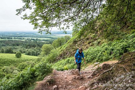 Après la forêt le sentier grimpe un peu plus