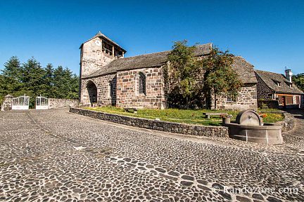Nous passons près d'une belle église