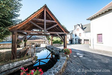Passage près d'un lavoir