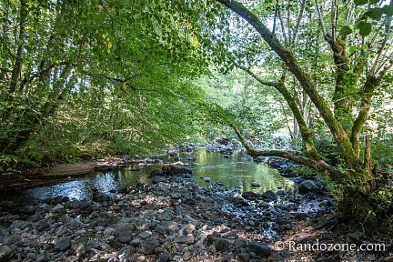 La rivière est rafraîchissante