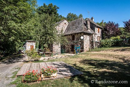 Passage près d'un moulin