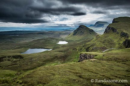 Point de vue sur Loch Cleat dans les Quiraing