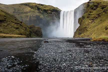 Puissance de la cascade de Skogafoss, Islande