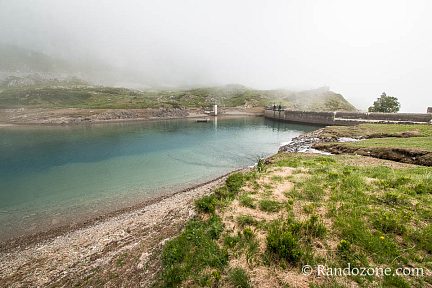 On longe le lac d'Ossoue du mauvais côté