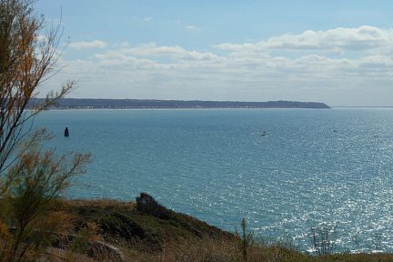 Pointe de Carolles et tourelle du Loup devant Granville.