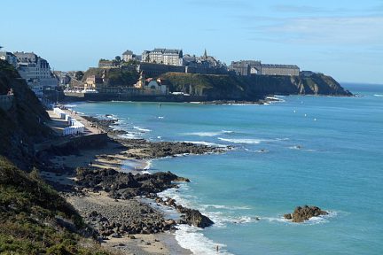 Haute-Ville de Granville depuis la plage du Plat-Gousset.