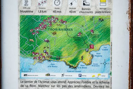 Panneau au départ du sentier d'Acomat