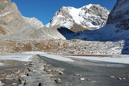 Le lac est gelé par endroits