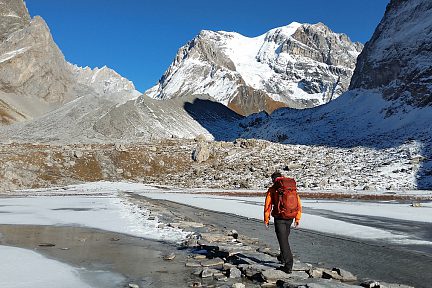 Nous traversons le lac des vaches