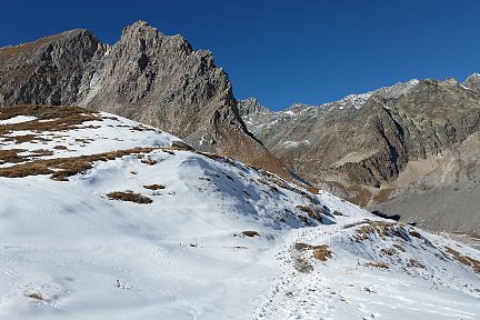 Sur le sentier enneigé