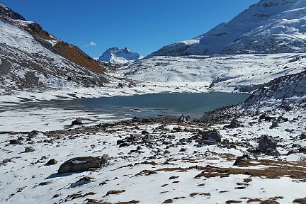 Lac non loin du refuge du col
