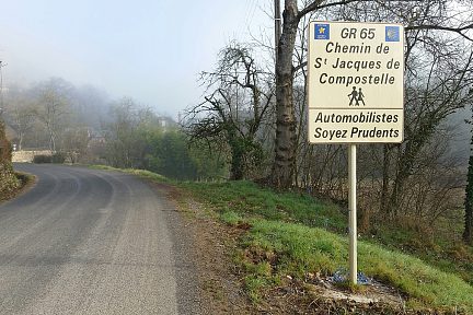 Les pélerins parcourent ce même chemin