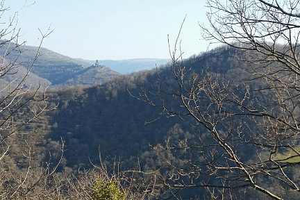 Vue sur le château de Vallon à l'horizon