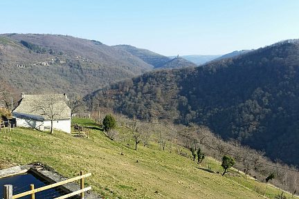 Le hameau avec vue sur le château de Vallon