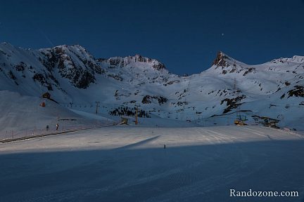 Il fait encore nuit sur la station de Luz Ardiden