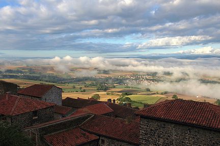 Dernières brumes de printemps à Usson