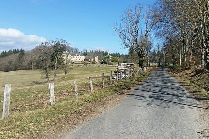 La petite route qui passe près du château