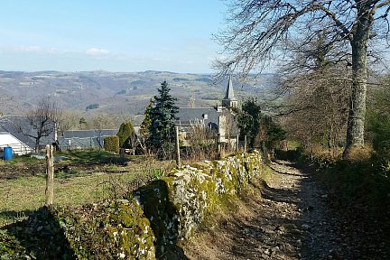 Le sentier qui part du village de Campuac