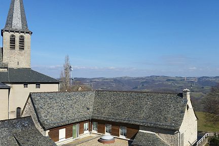 L'église de Campuac domine la vallée du Lot