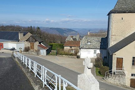 Le village de Campuac sur les hauteurs