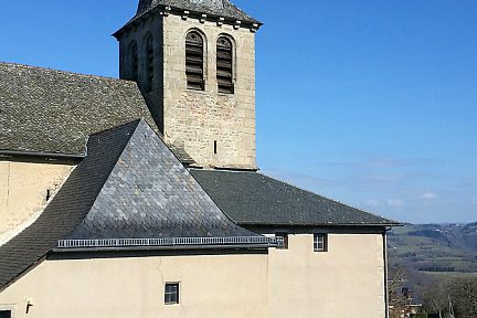 L'église de Golinhac trône fièrement au coeur du village