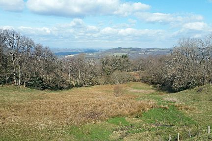 La vue porte jusqu'au Plomb du Cantal