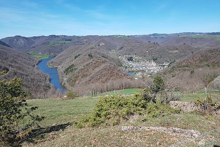 Estaing, la vallée et le Lot