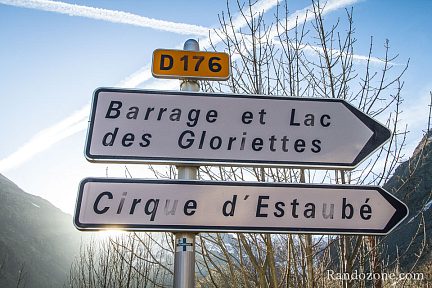 On se gare au niveau des panneaux