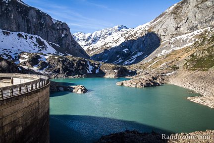Lac des Gloriettes avec le cirque d'Estaubé en arrière-plan