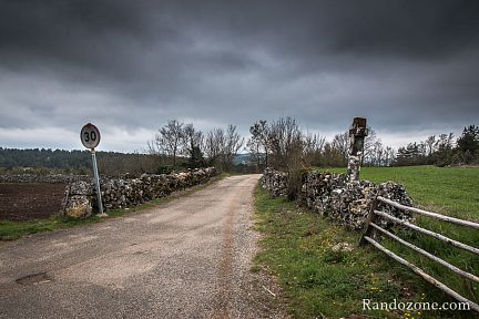 Début de la randonnée sur la route