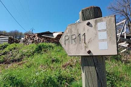 Le panneau du PR11 à côté du village