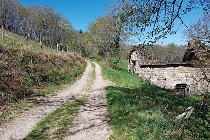 Sur la piste près de la grange
