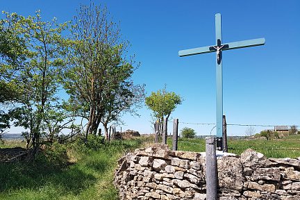 Une croix au détour du chemin