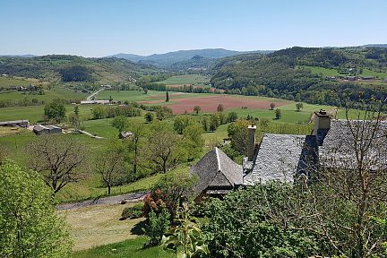 La vallée du Lot et au loin le château