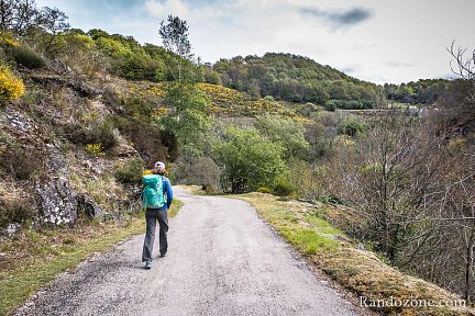 Descente le long de la route vers le pont