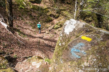 On continue à suivre le sentier balisé en jaune
