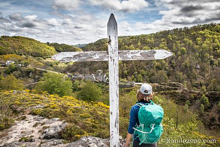 Nous voici à la croix