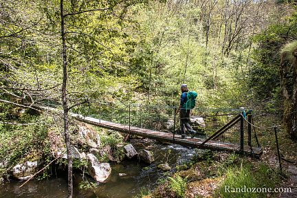 On traverse la rivière grâce à la passerelle