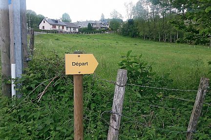 Le départ de la randonnée est au bord de la route