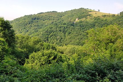 Vue sur la cascade et le village accroché