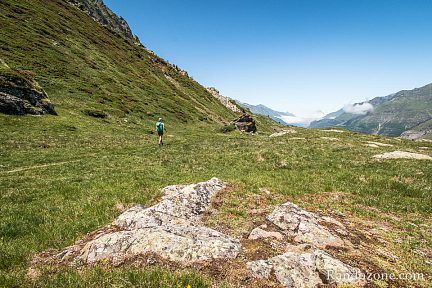 Sentier à flanc vers le plateau