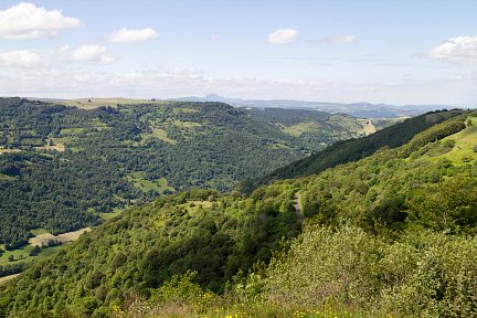 La vue porte loin depuis là