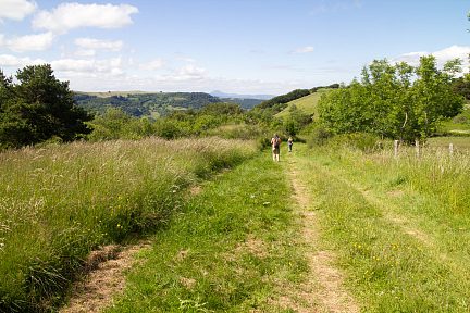 La vaste piste qui mène à la roche nité