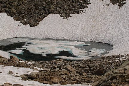 Lac d'Arraillé avec encore un peu de glace