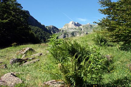 Cabane d'Espélunguère sur son vaste plateau