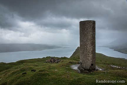 Poteau au sommet de Ben Tianavaig