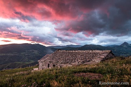 Le soleil se couche sur le buron de la Chambe